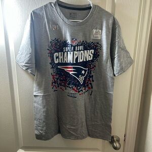 New England Patriots NFL Super Bowl LIII Champions Trophy Locker Room Shirt Sz L